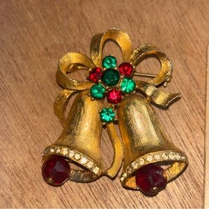 Weise vintage Festive Gold Bell Brooch with Red and Green rhinestones